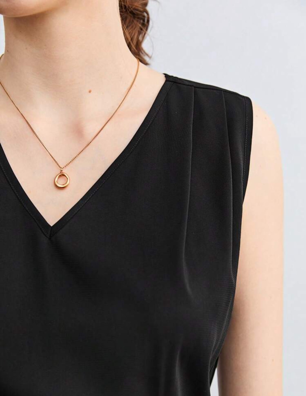Camisa negra cuello V