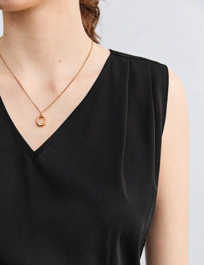 Camisa negra cuello V