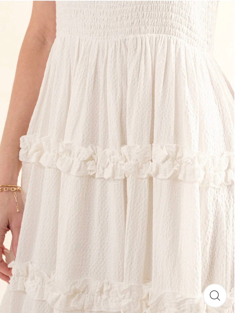 Vestido blanco maxi sin mangas con escote cuadrado, cintura smock y falda en capas con volantes