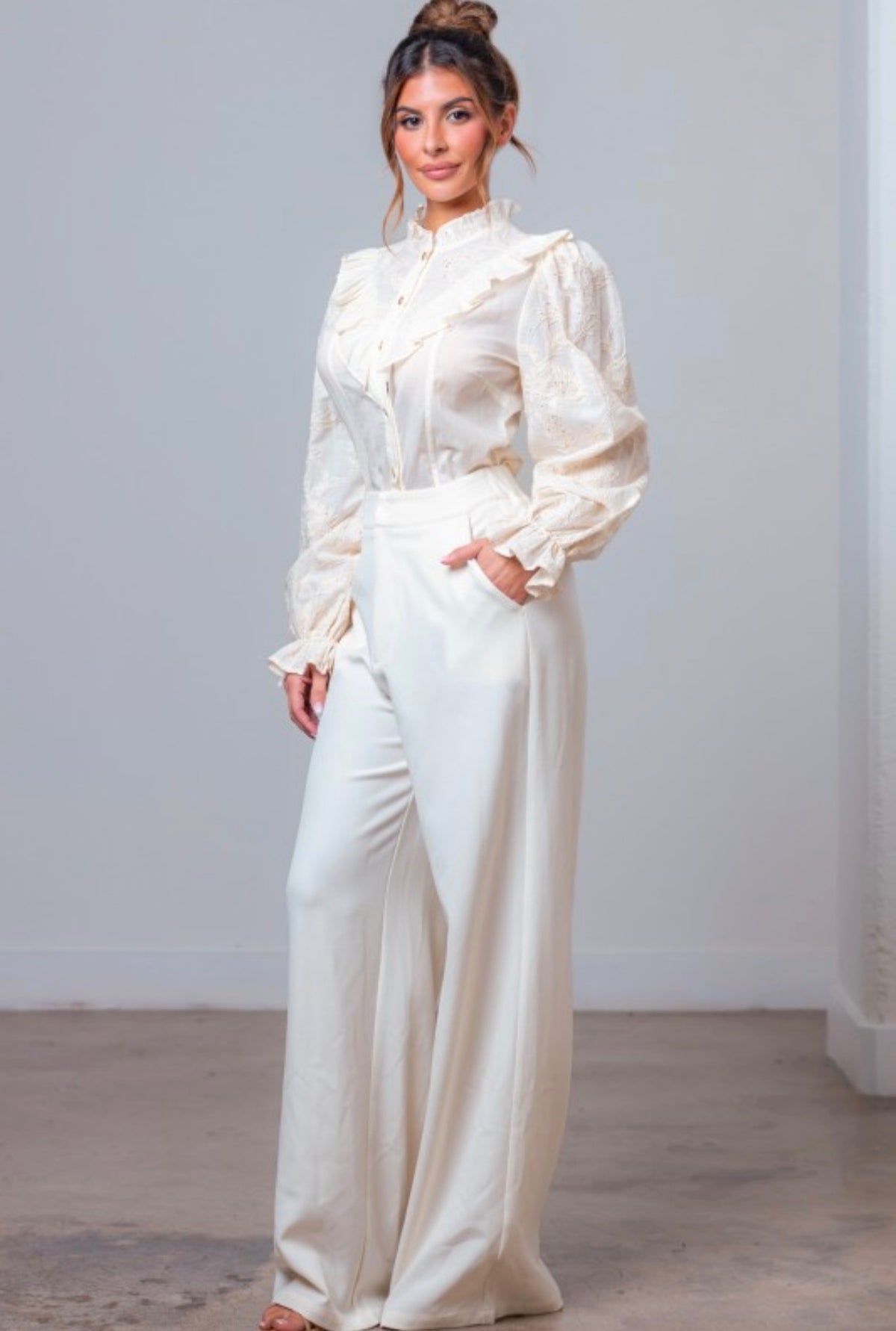 Conjunto beige: blusa formal y pantalón