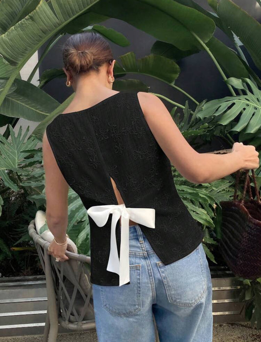 Camisa negras sin mangas con lazo blanco