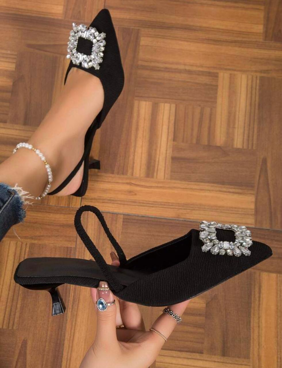 Tacones negros con hebilla plateada