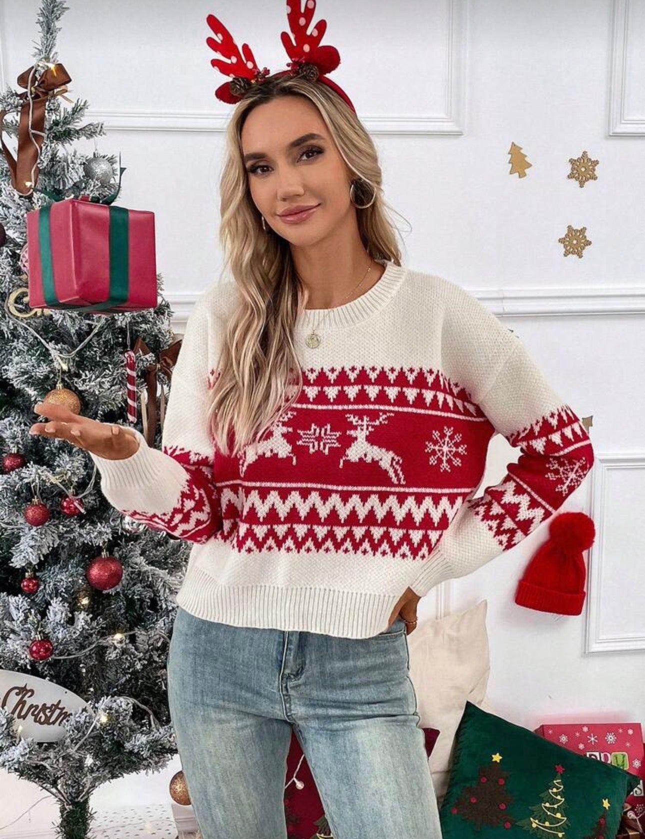 Suéter beige con decoración navideña roja