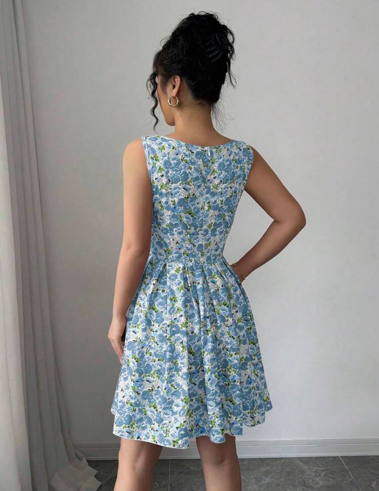 Vestido azul corto con estampado floral