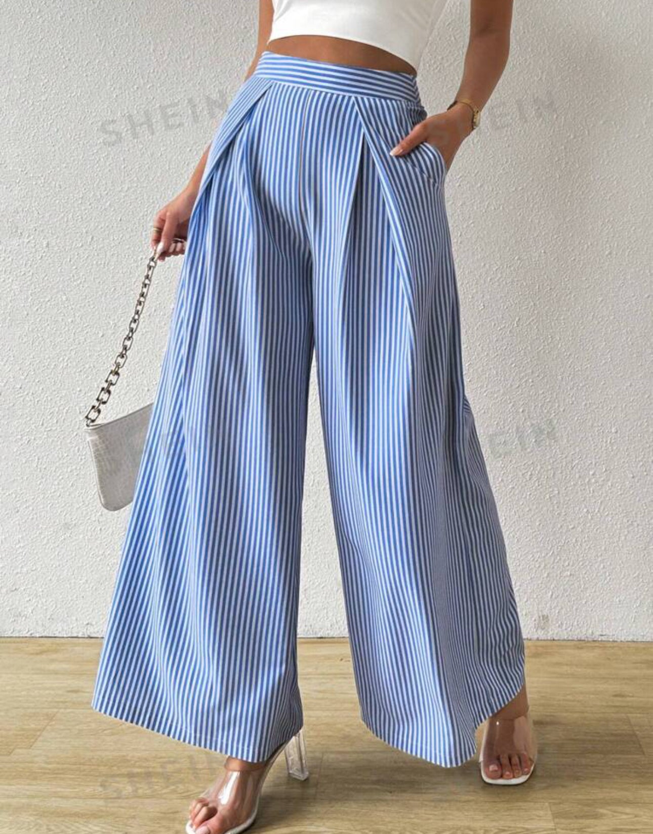 Pantalon ancho con lineas azules y blancas