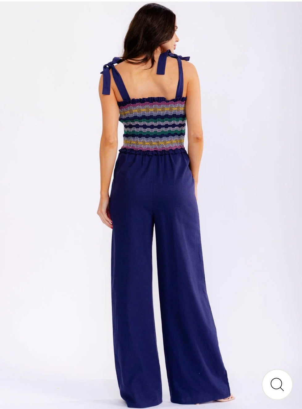 Jumpsuit azul de pierna ancha con cintura smock y escote cuadrado