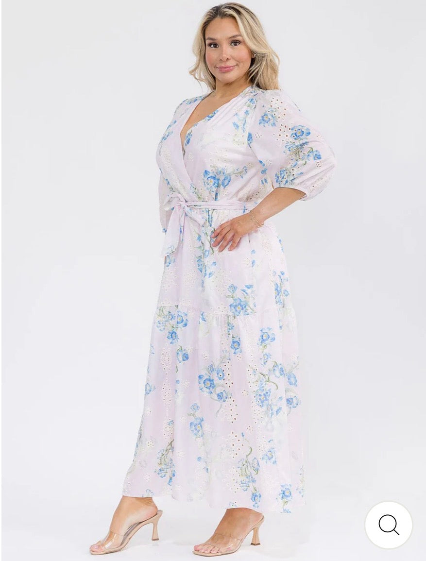 Vestido pink floral maxi plus size con mangas 3/4, escote cruzado, lazo ajustable y estampado floral con detalle eyelet.
