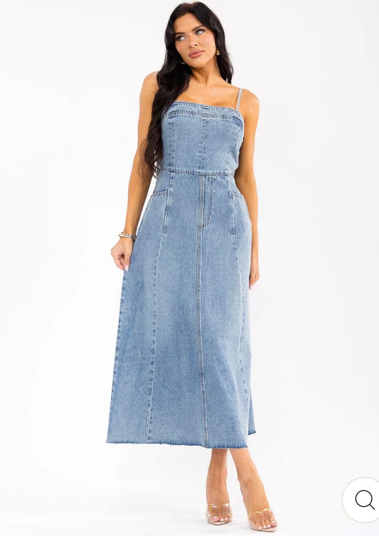 Vestido maxi azul de denim lavado para mujer, sin mangas y con bolsillos frontales.