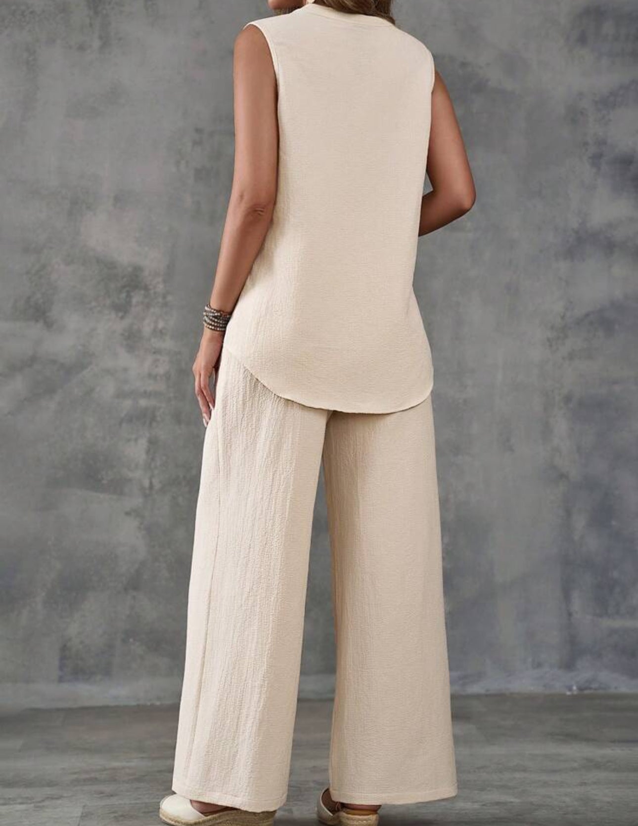 Conjunto beige: camisa y pantalón pierna ancha