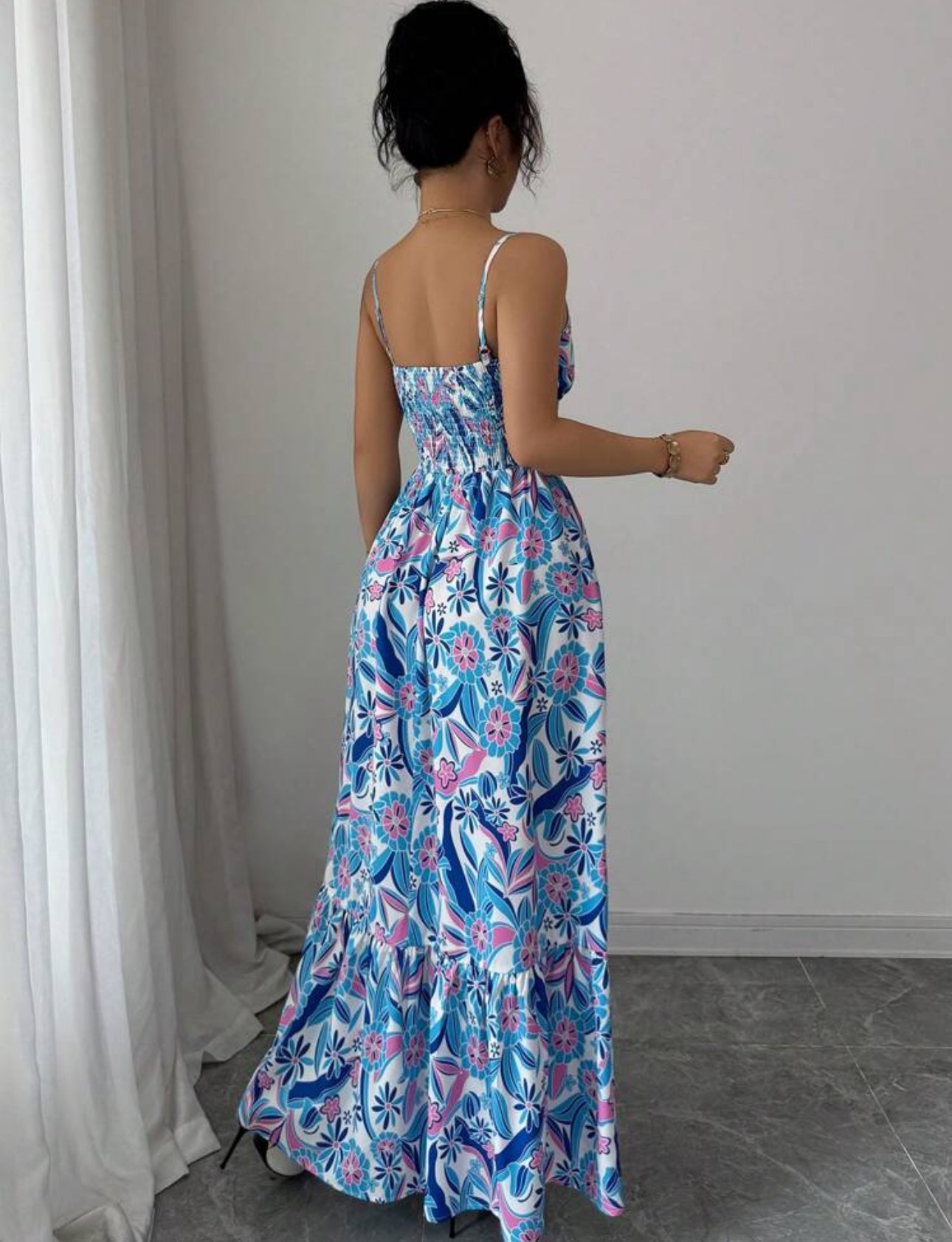 Vestido largo azul claro con estampado rosado