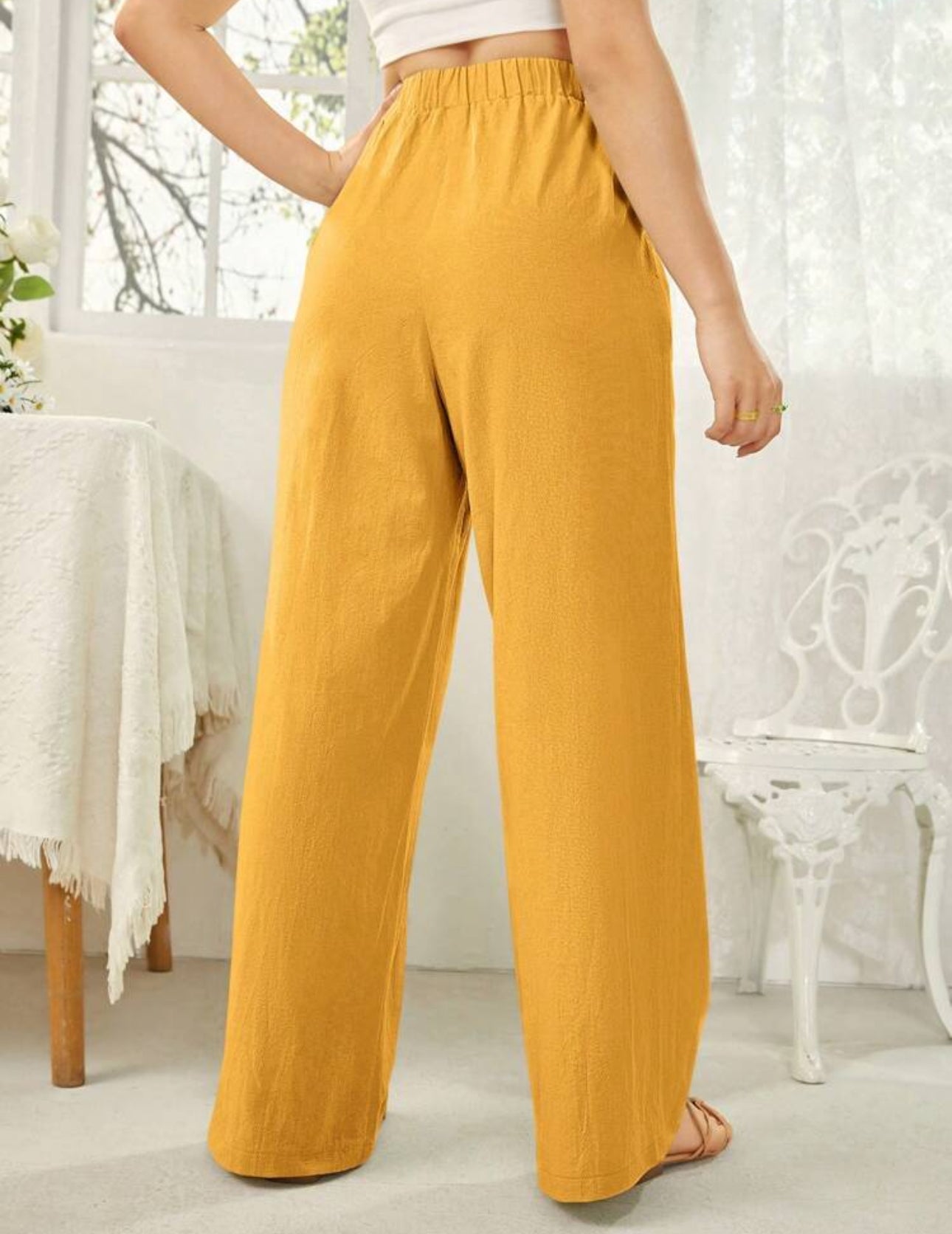 Pantalón amarillo de pierna ancha
