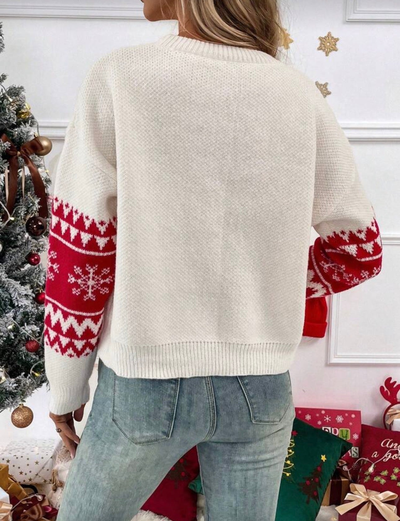 Suéter beige con decoración navideña roja