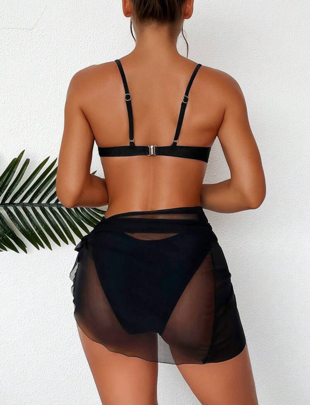 Traje de baño color negro con salida