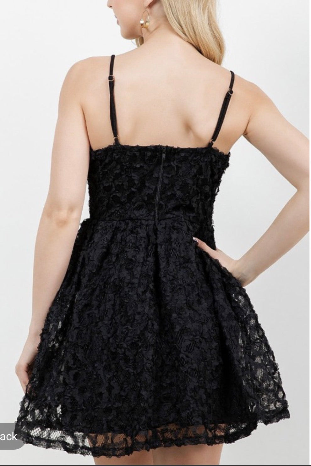 Vestido negro corto de tirantes