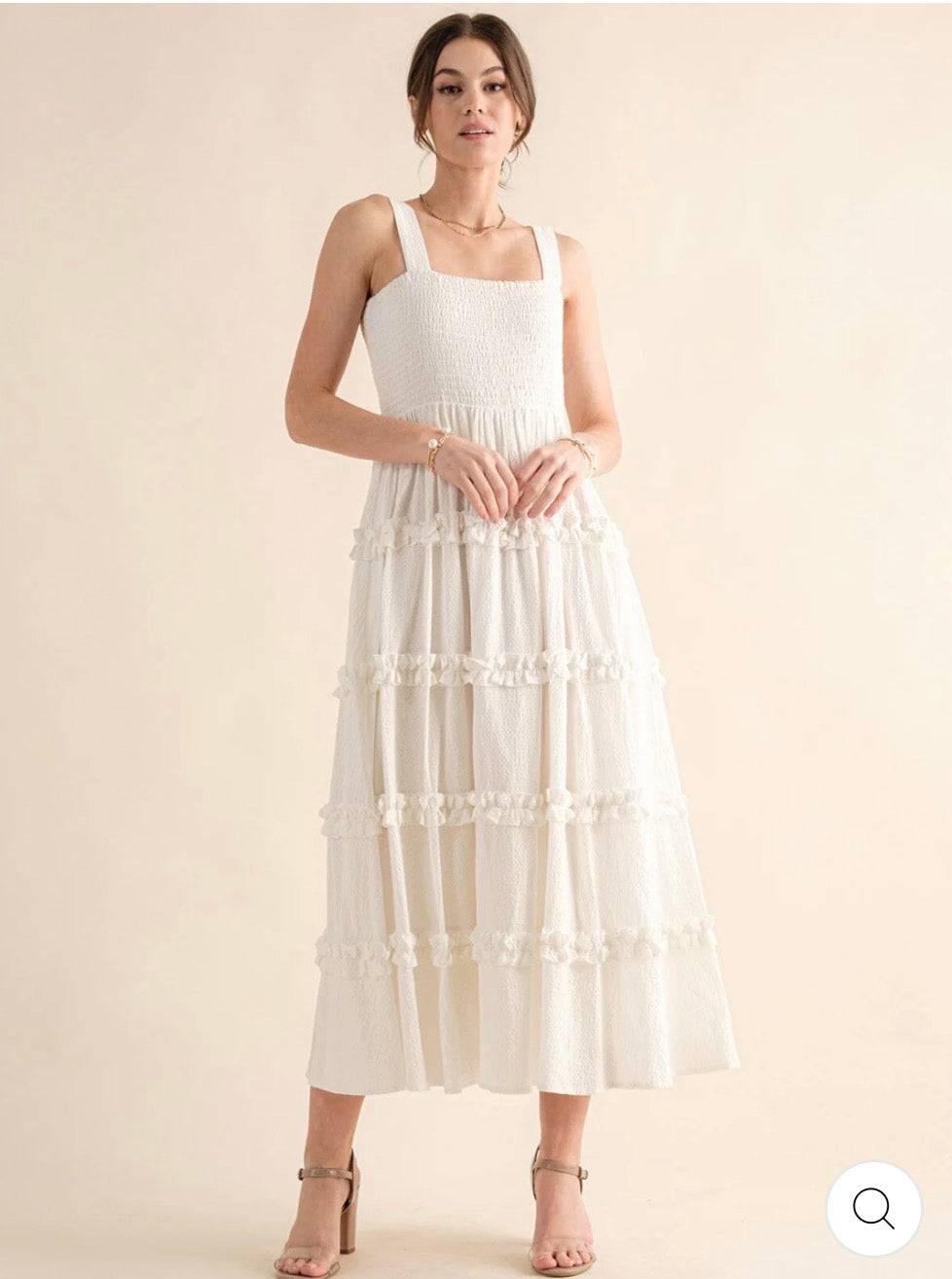Vestido blanco maxi sin mangas con escote cuadrado, cintura smock y falda en capas con volantes