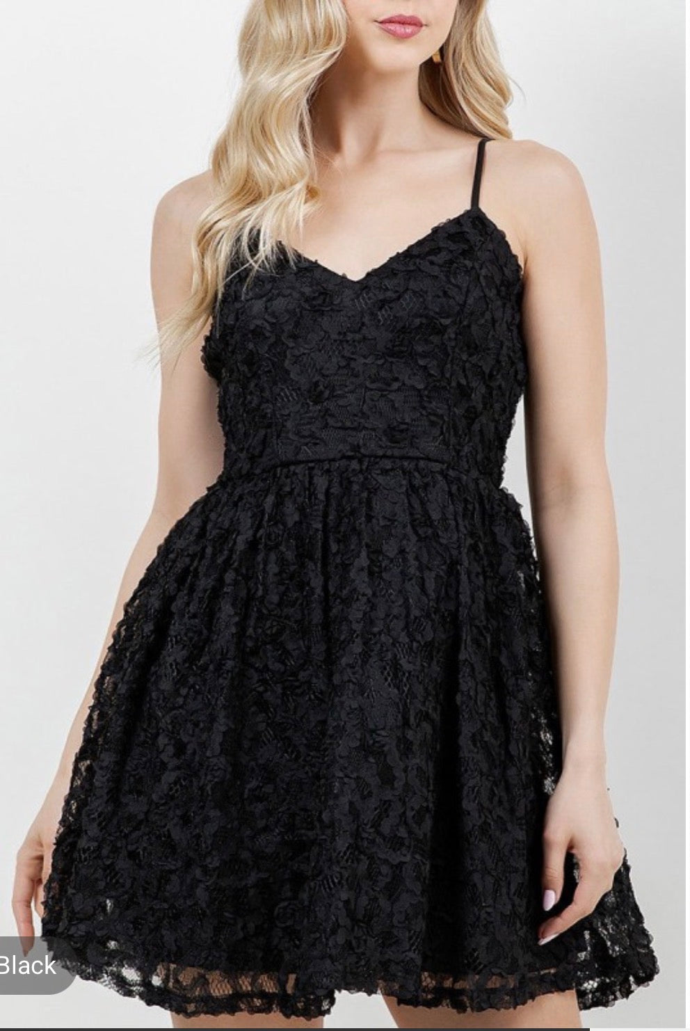 Vestido negro corto de tirantes