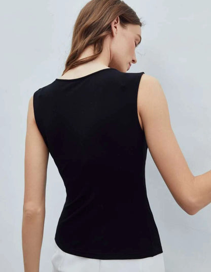 Camisa negra con fruncido sin mangas