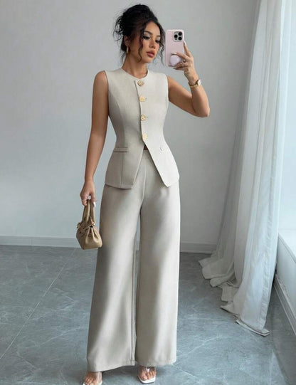 Conjunto beige: pantalón y camisa con botones dorados