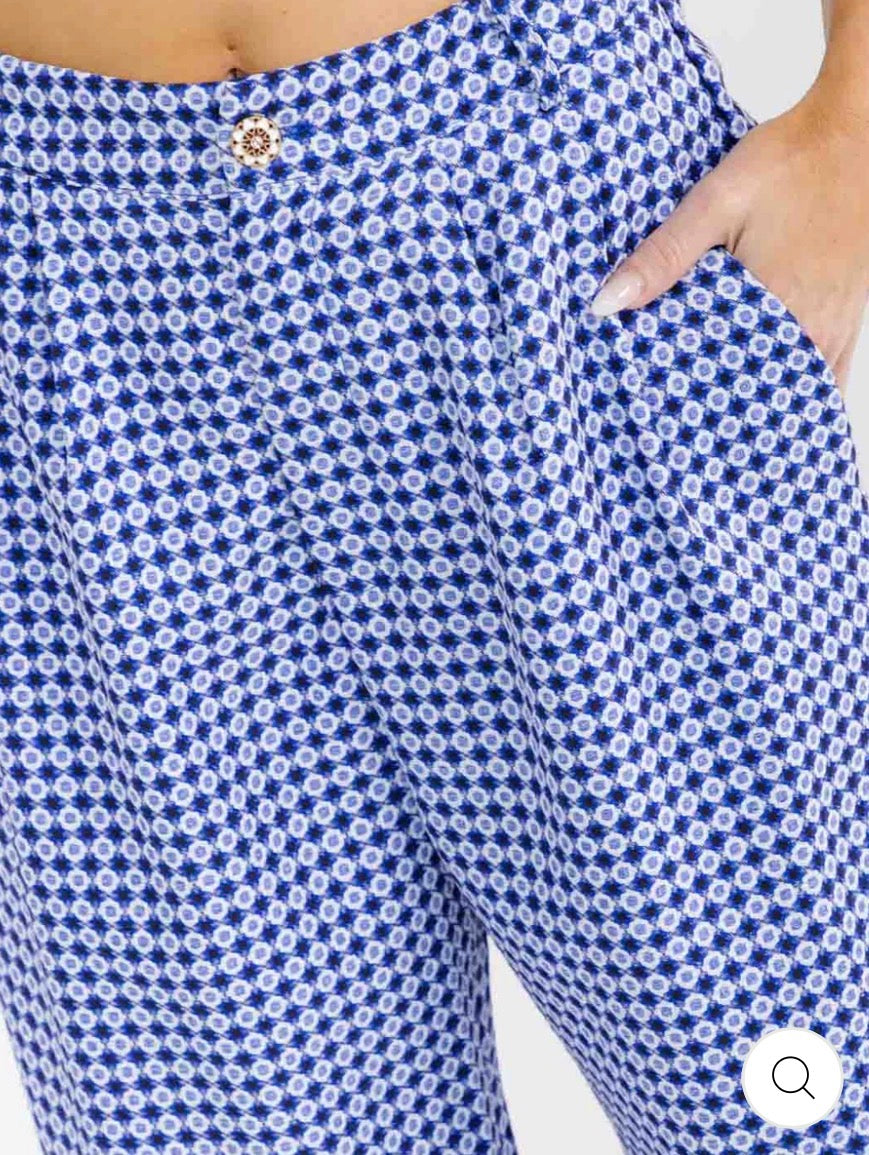 Pantalón azul para mujer con cierre de botones, bolsillos, diseño color block estampado y corte de pierna recta.