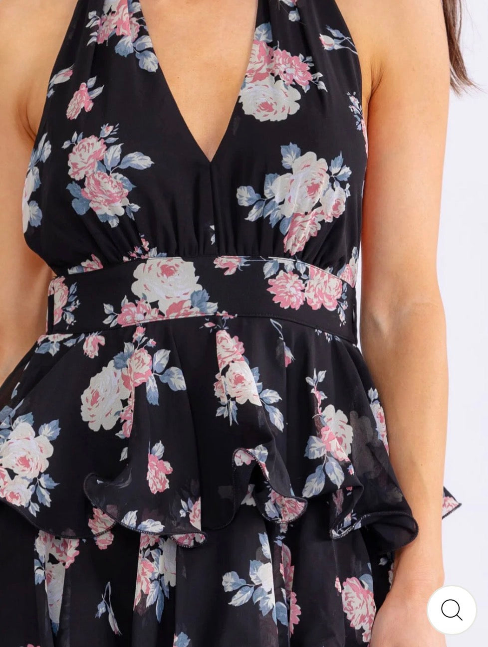 Vestido negro maxi floral halter con volantes, espalda descubierta y falda en capas.