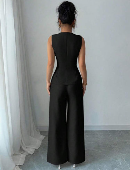 Conjunto negro con botones dorados