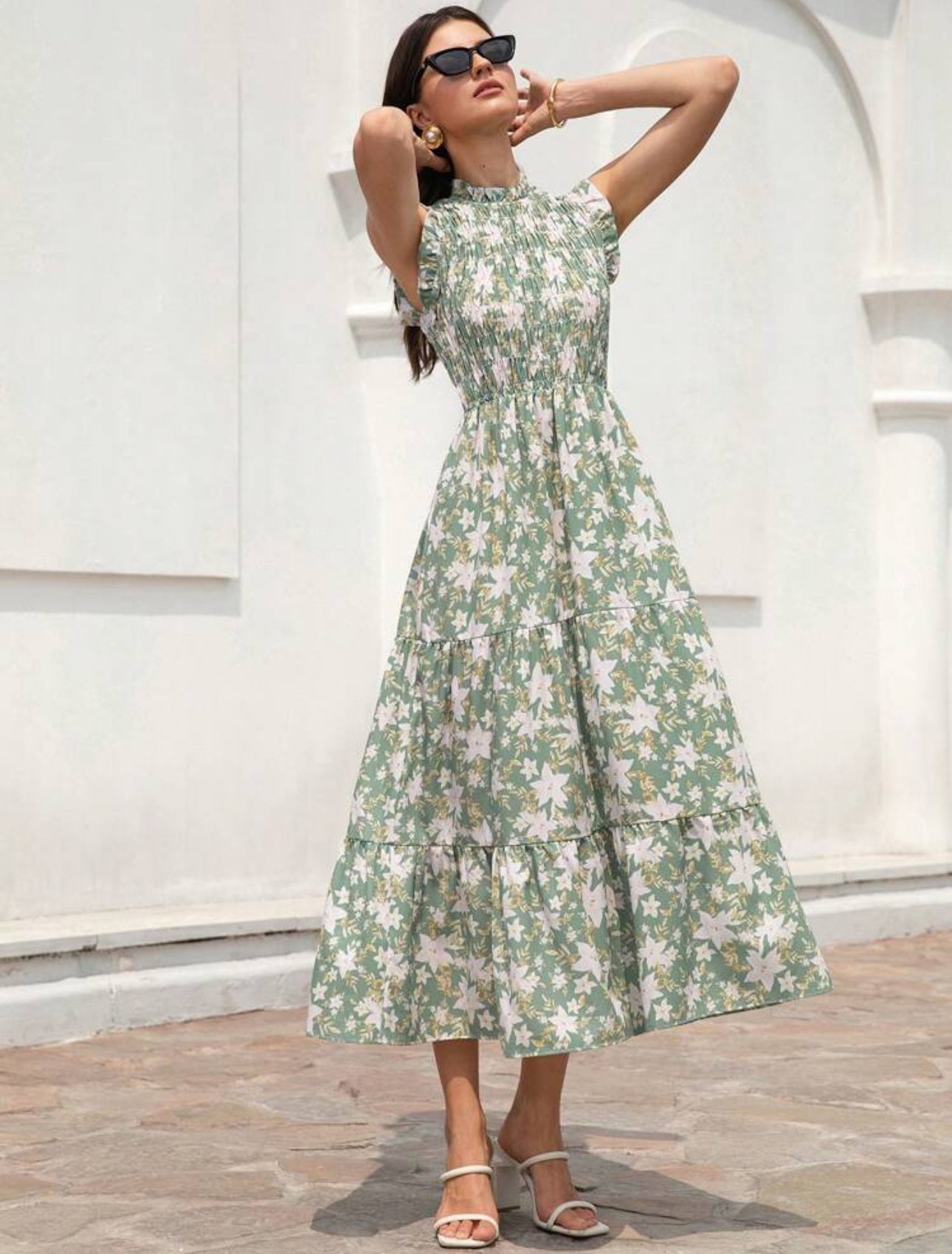 Vestido largo color verde claro con flores beige