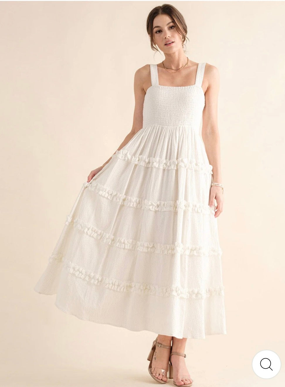 Vestido blanco maxi sin mangas con escote cuadrado, cintura smock y falda en capas con volantes