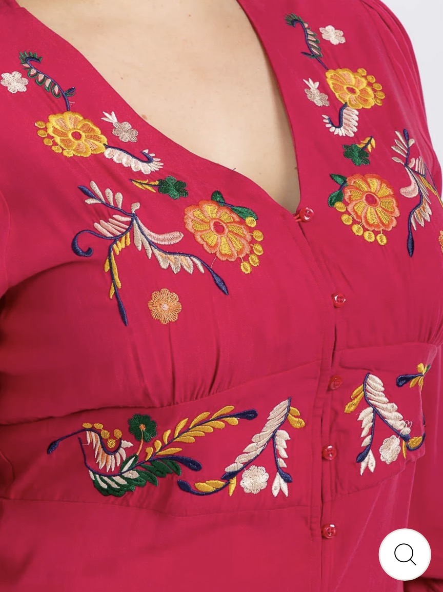 Vestido rosado plus size de manga larga con botones y detalles bordados.