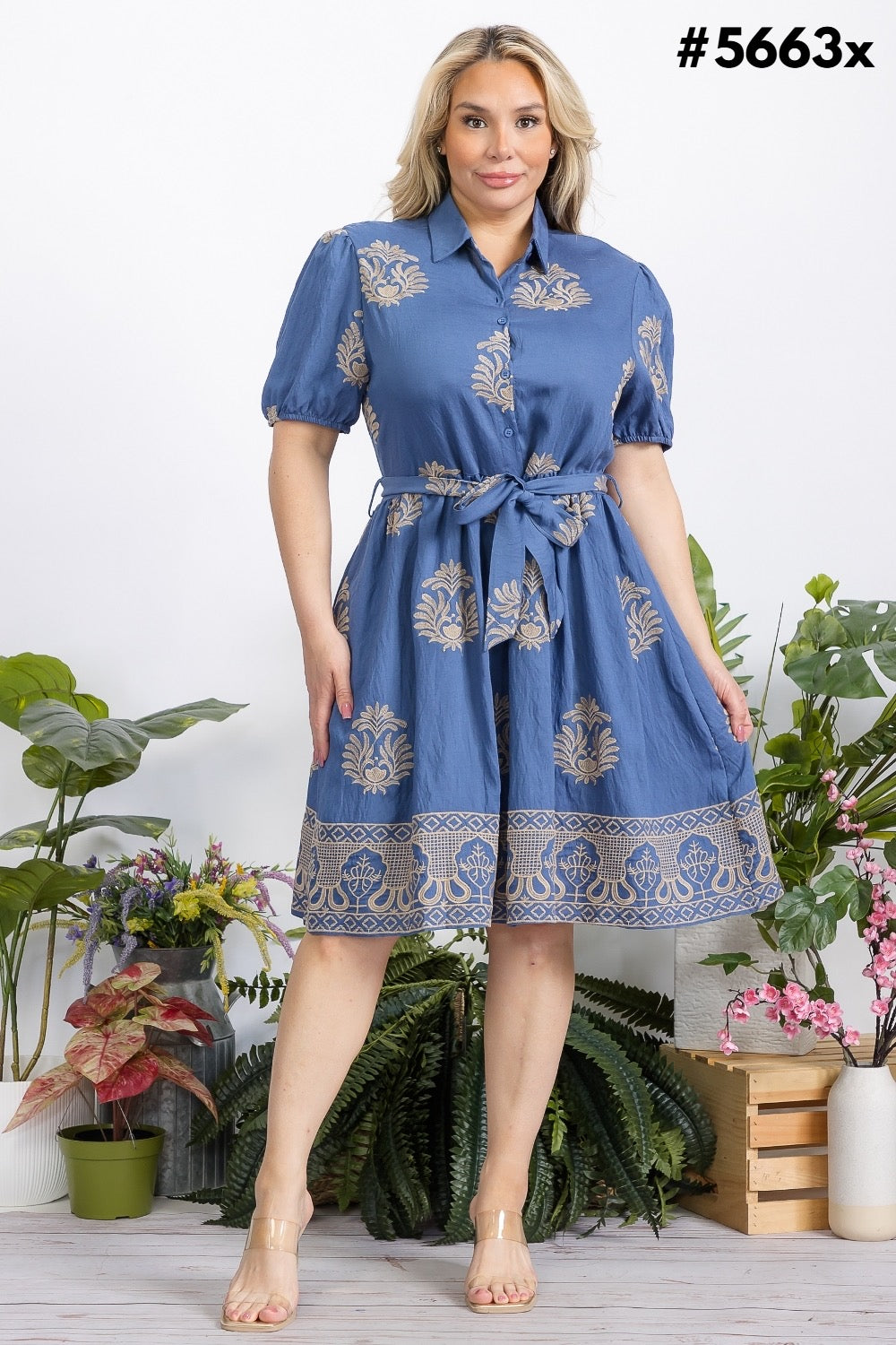 Vestido azul con estampado beige plus size