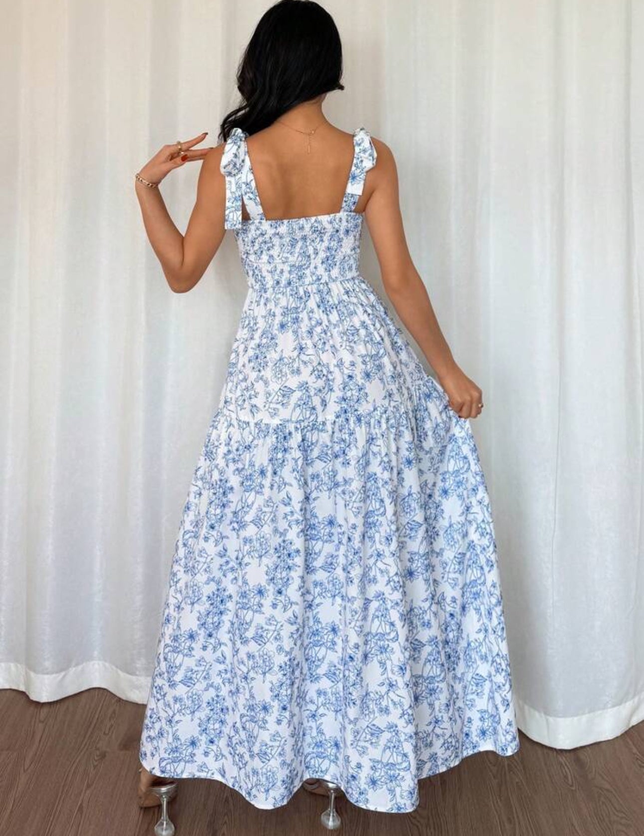 Vestido blanco largo con estampado floral plisado y volantes elegantes
