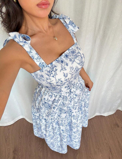 Vestido blanco largo con estampado floral plisado y volantes elegantes