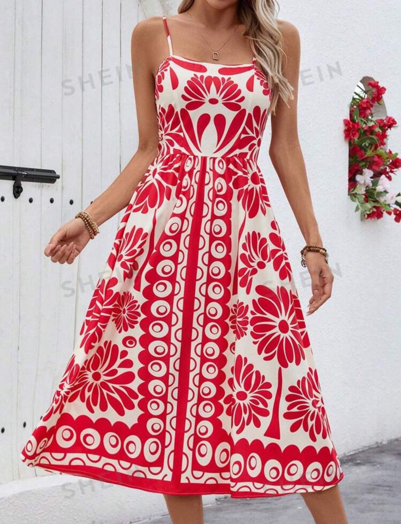 Vestido de tirantes con estampado rojo