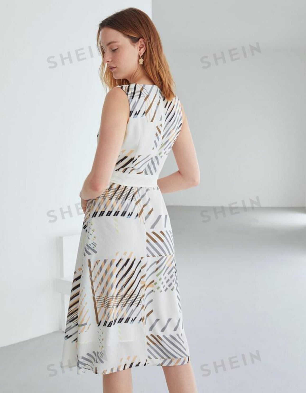 Vestido beige con estampado y con cinturon