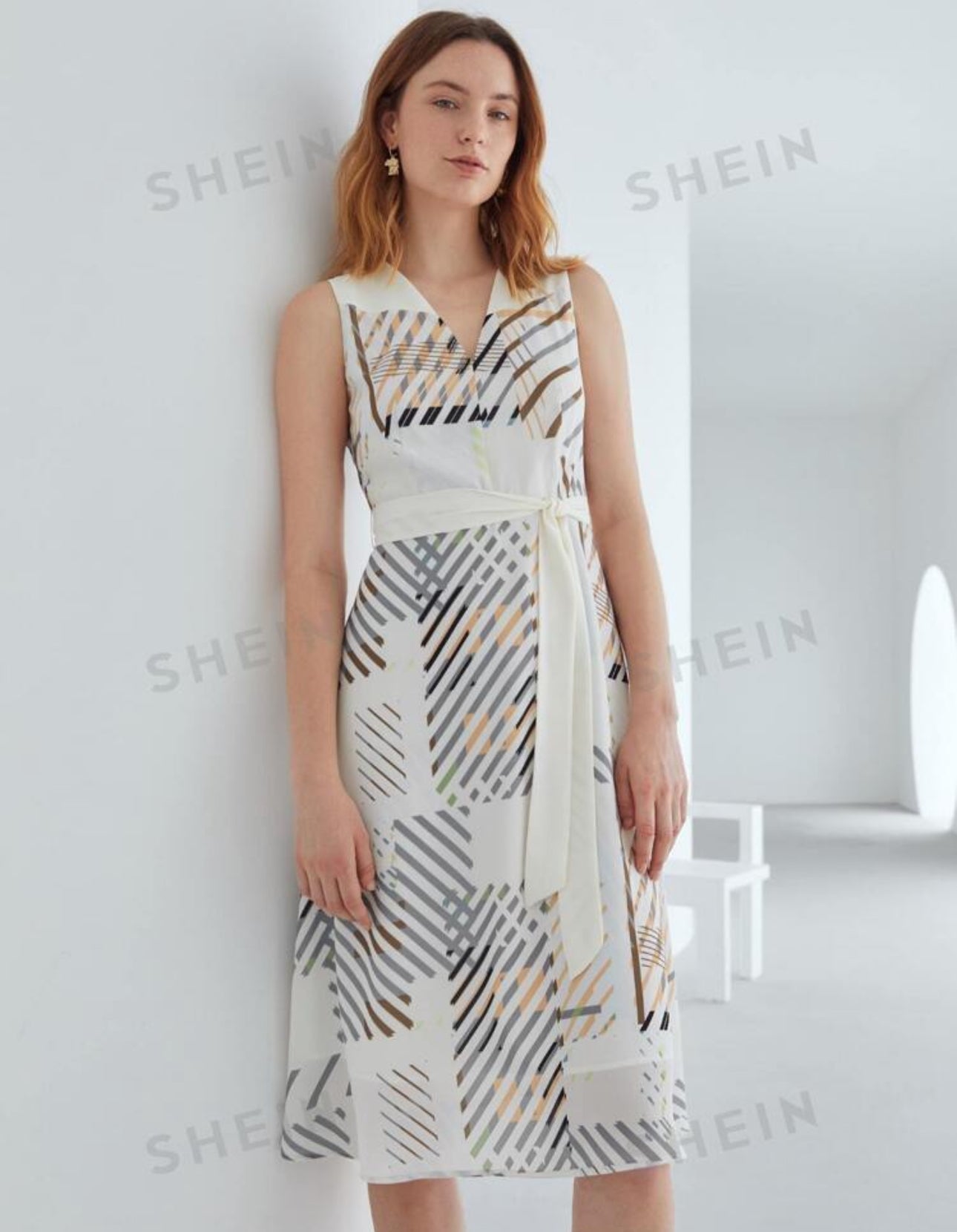 Vestido beige con estampado y con cinturon