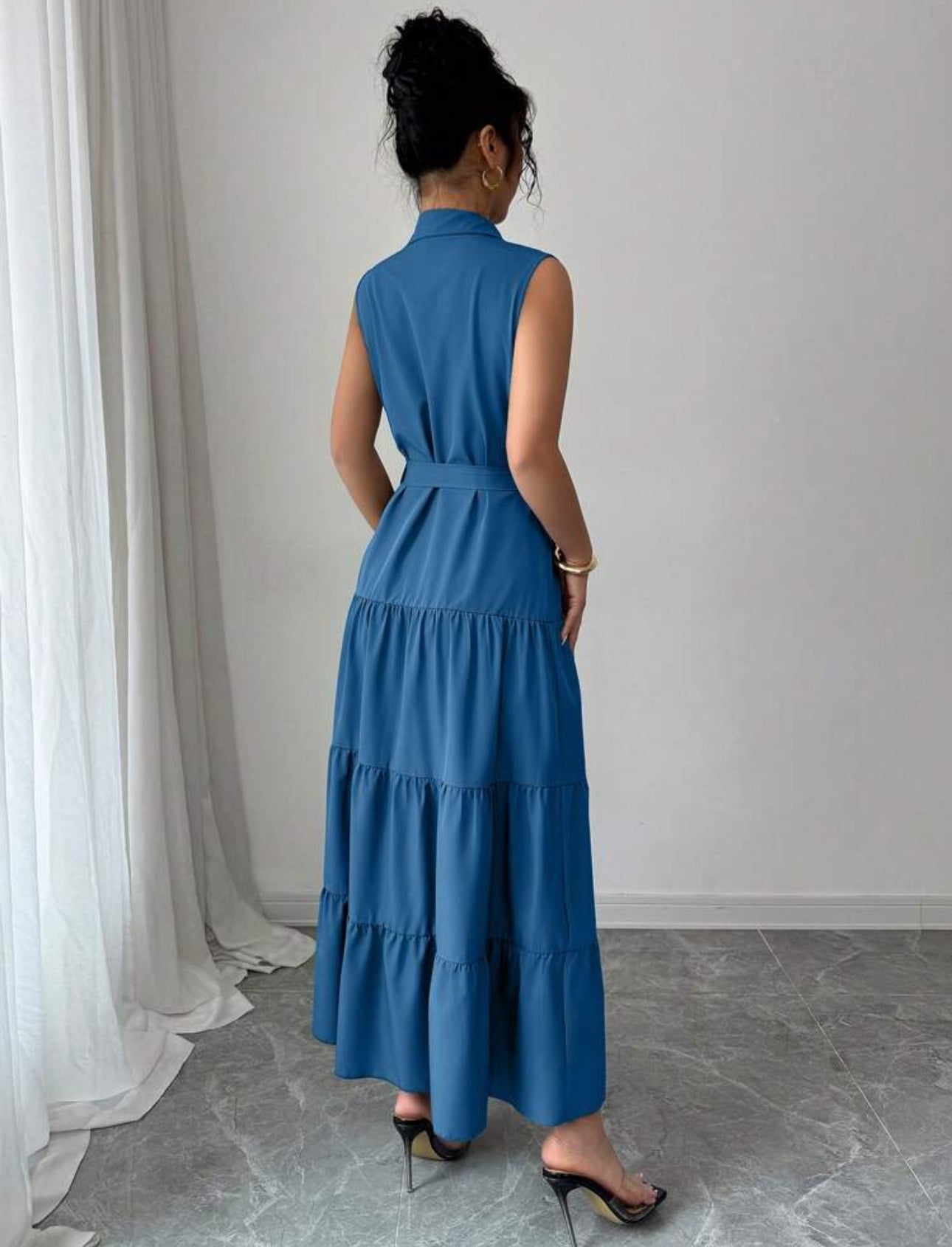 Vestido azul con botones delanteros y cinturón