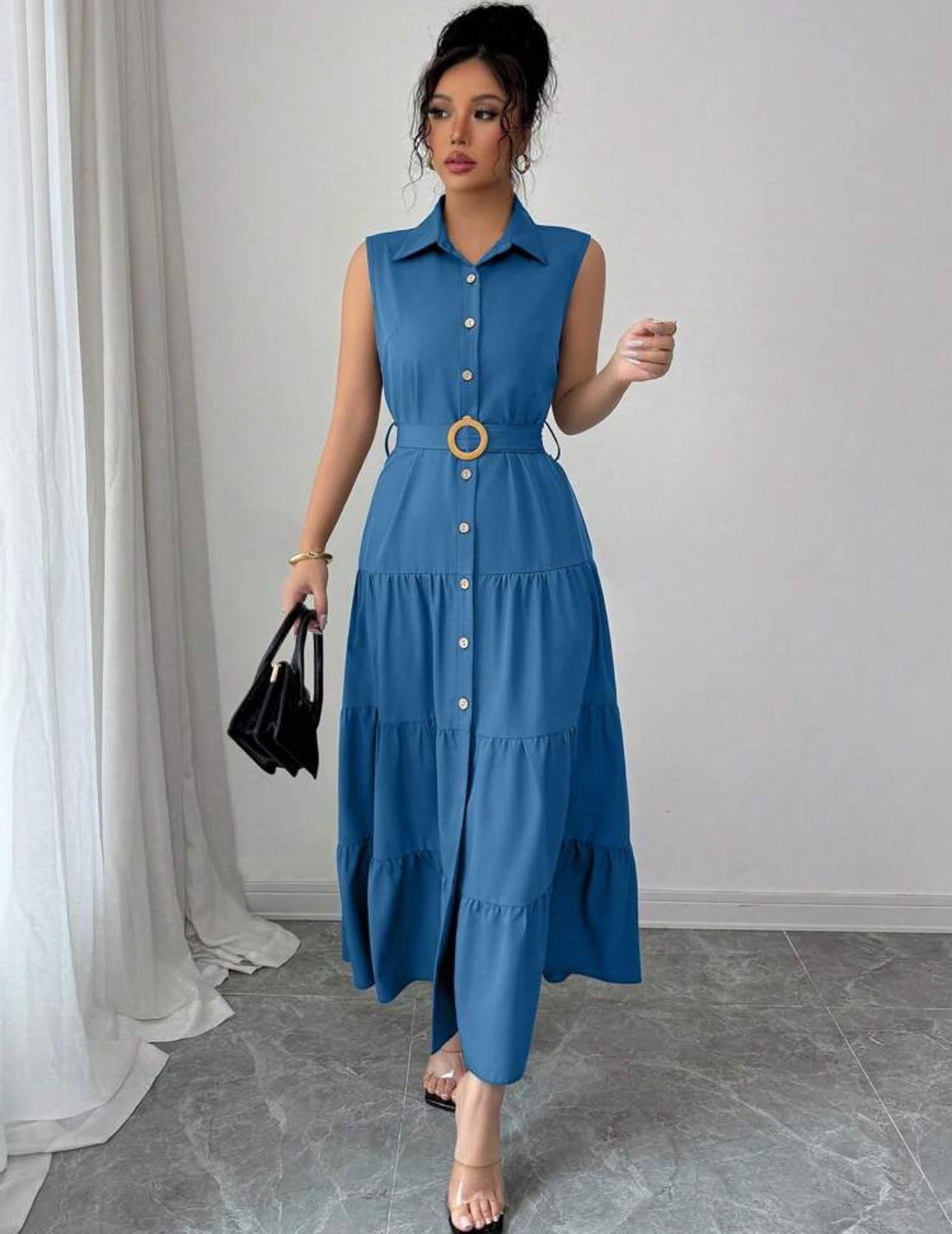 Vestido azul con botones delanteros y cinturón