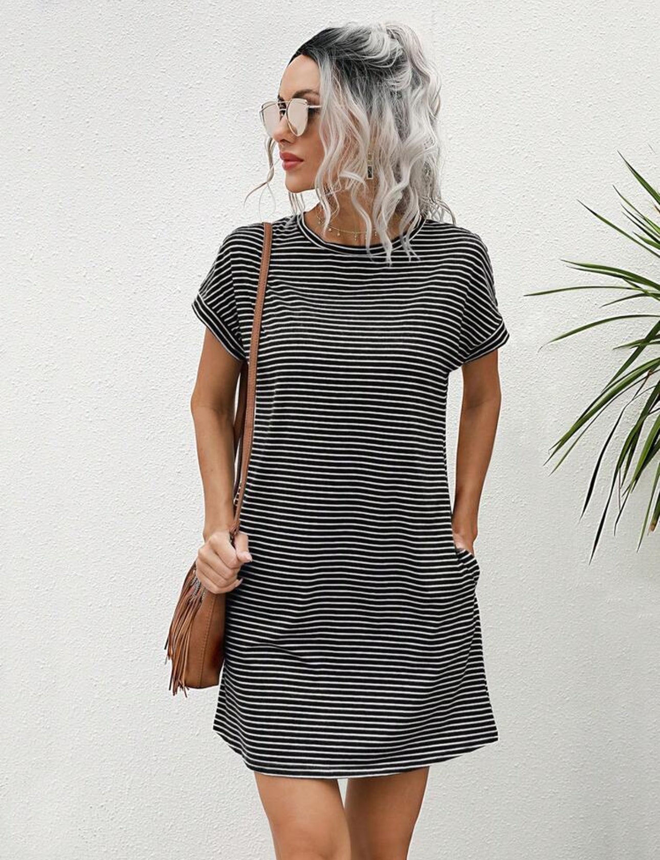 Vestido negro lineas blancas, manga corta, de cuello redondo con bolsillos