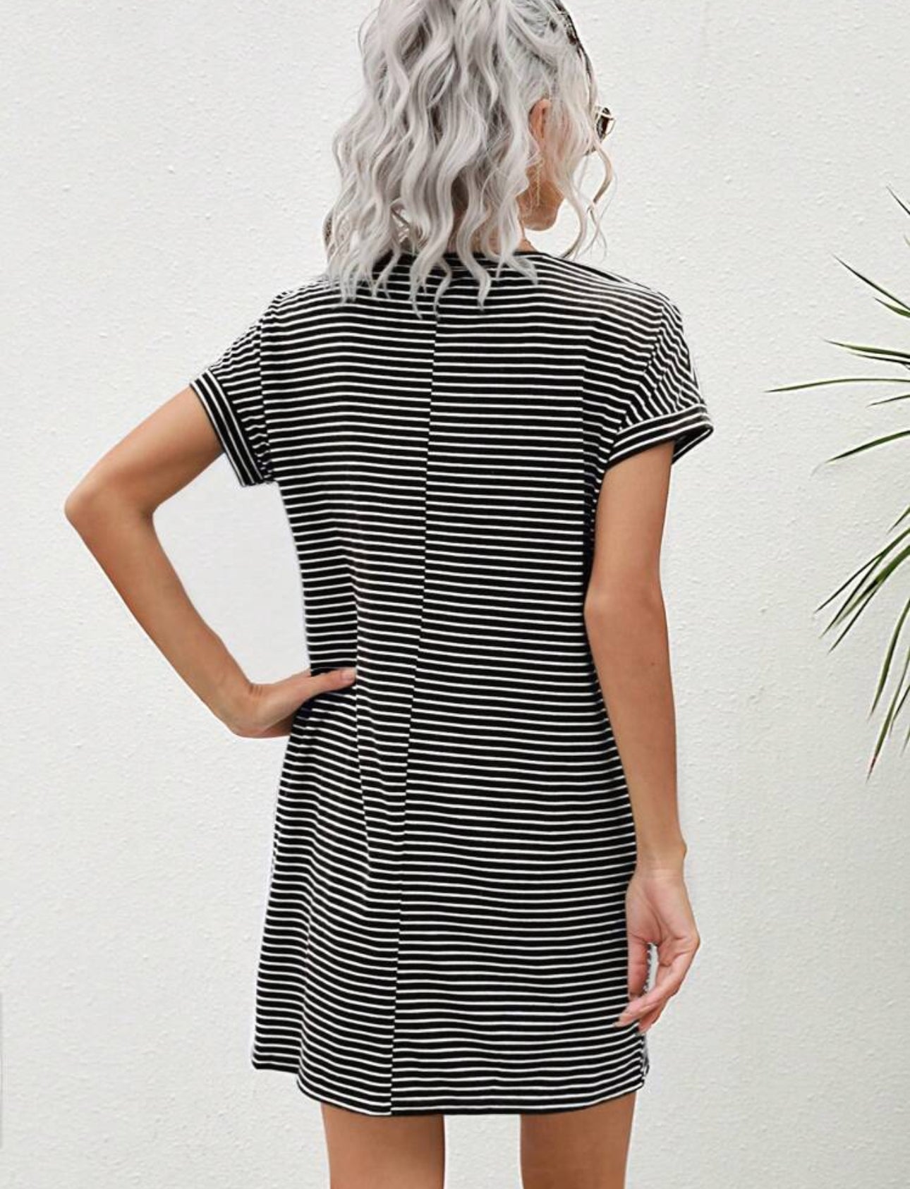 Vestido negro lineas blancas, manga corta, de cuello redondo con bolsillos