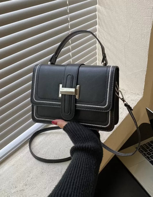 Cartera de mano negra cuadrada