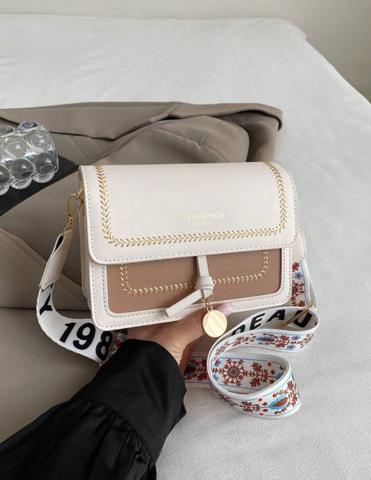 Cartera casual y versátil color beige y café claro