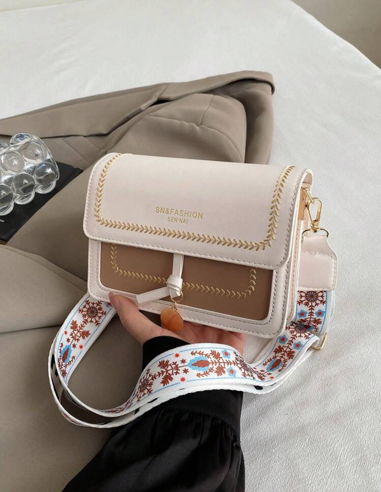 Cartera casual y versátil color beige y café claro