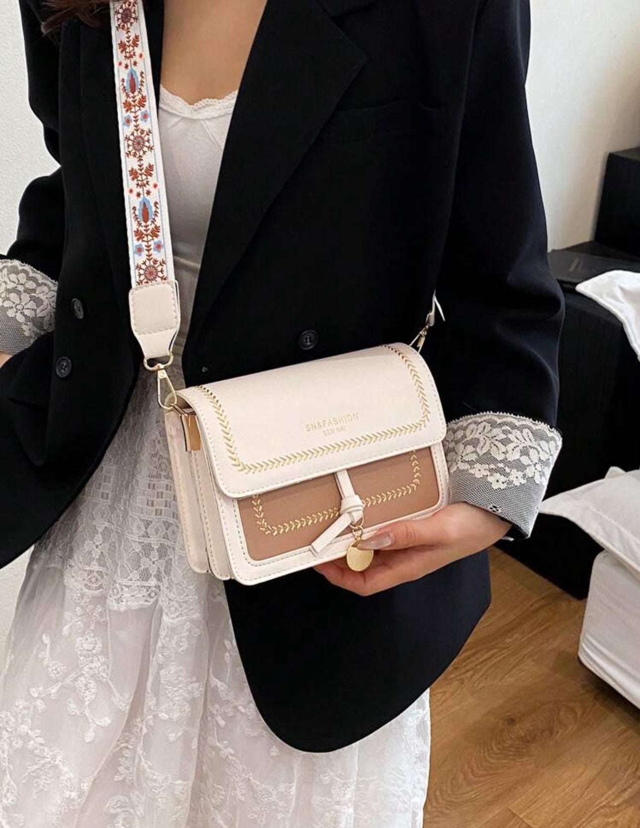 Cartera casual y versátil color beige y café claro