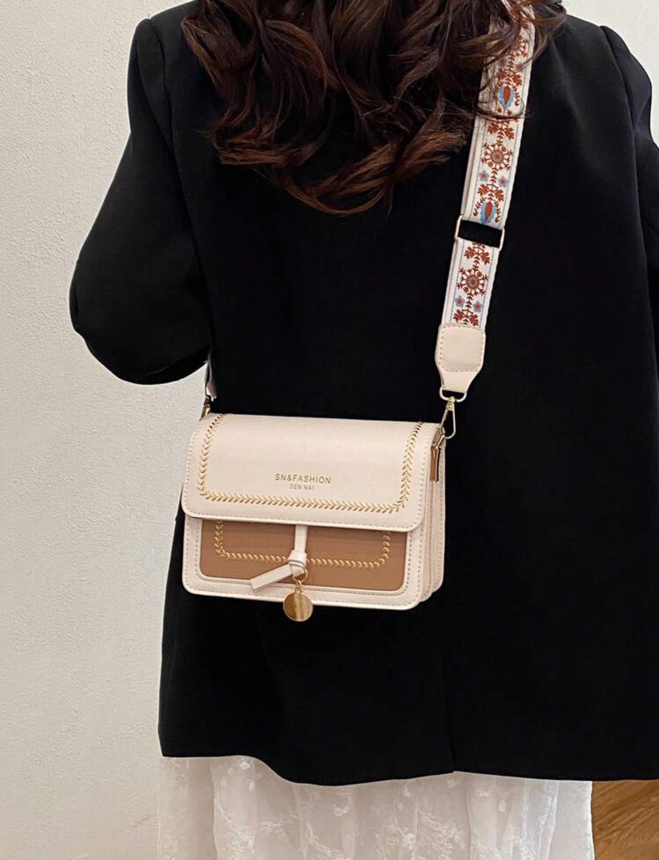 Cartera casual y versátil color beige y café claro