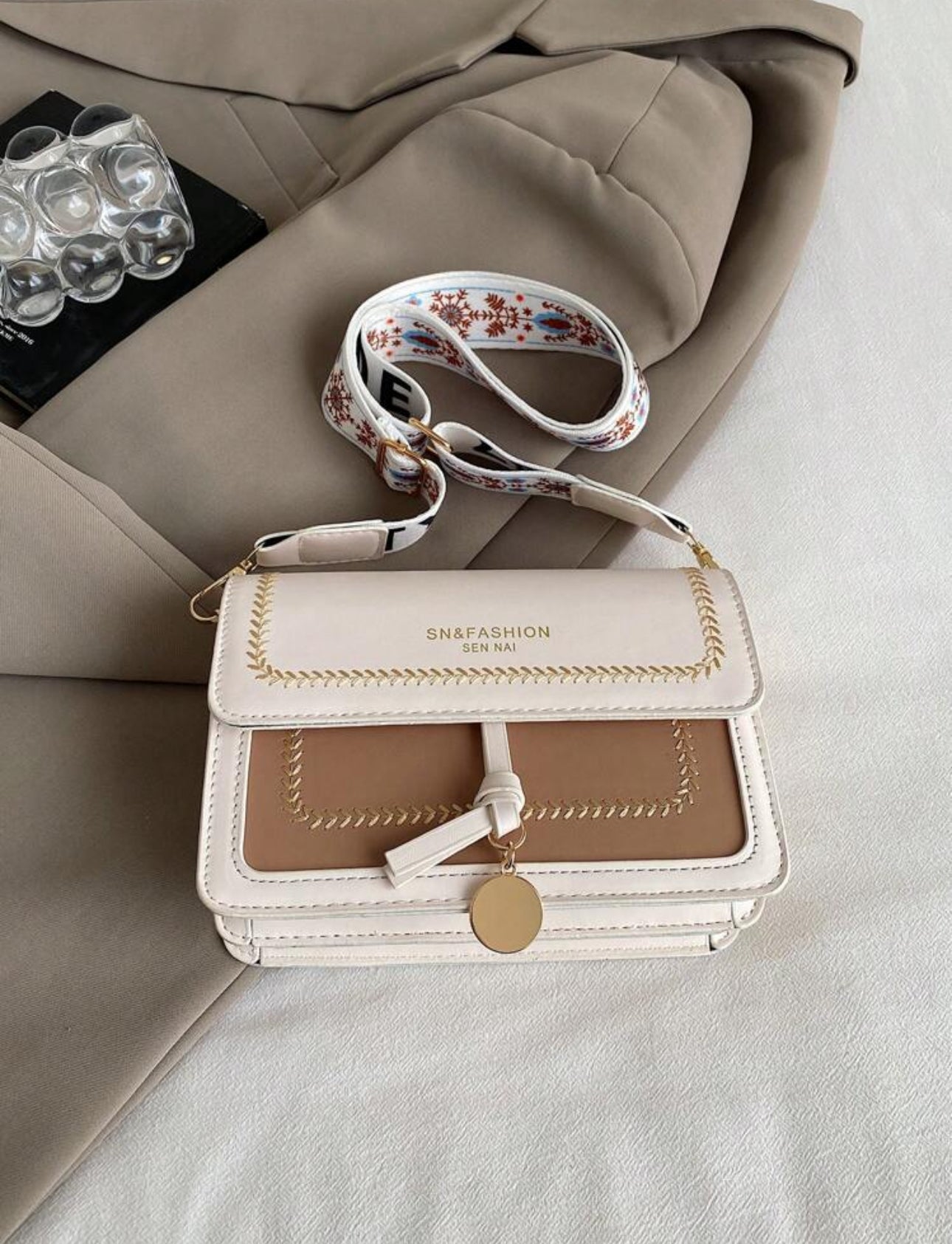 Cartera casual y versátil color beige y café claro