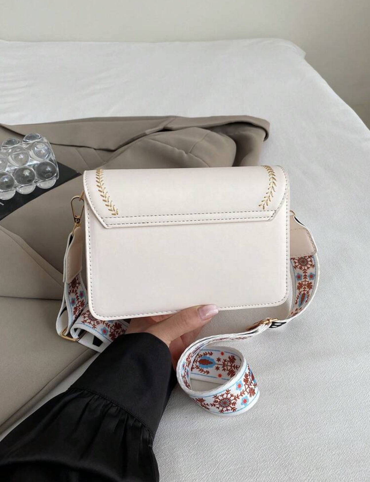 Cartera casual y versátil color beige y café claro