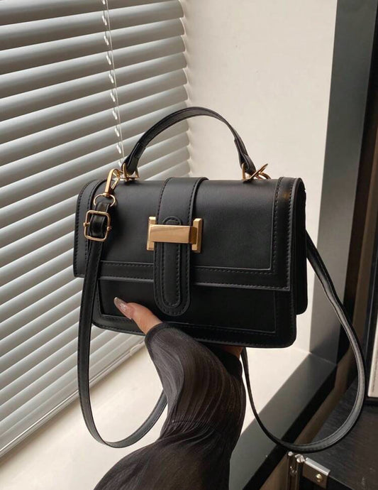 Cartera negra cuadrada con dorada