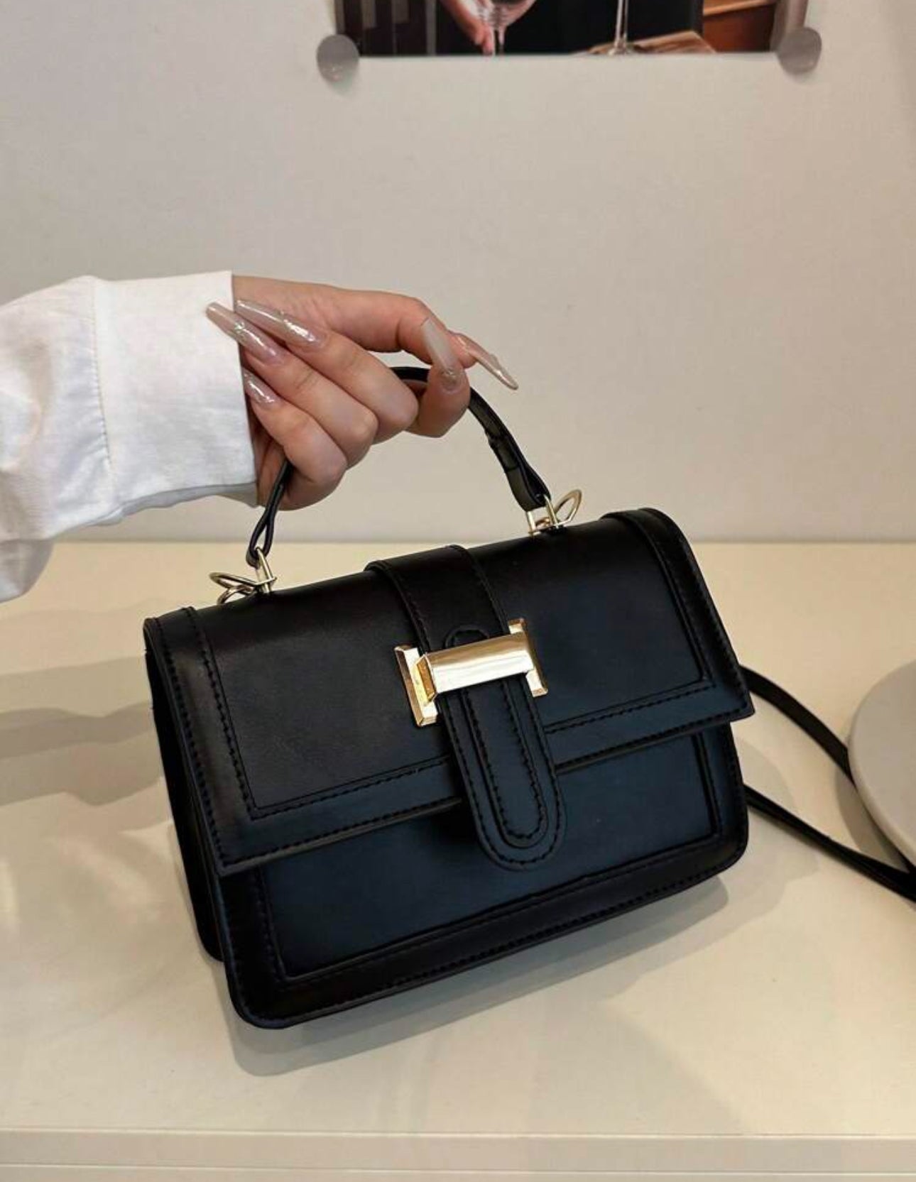 Cartera negra cuadrada con dorada