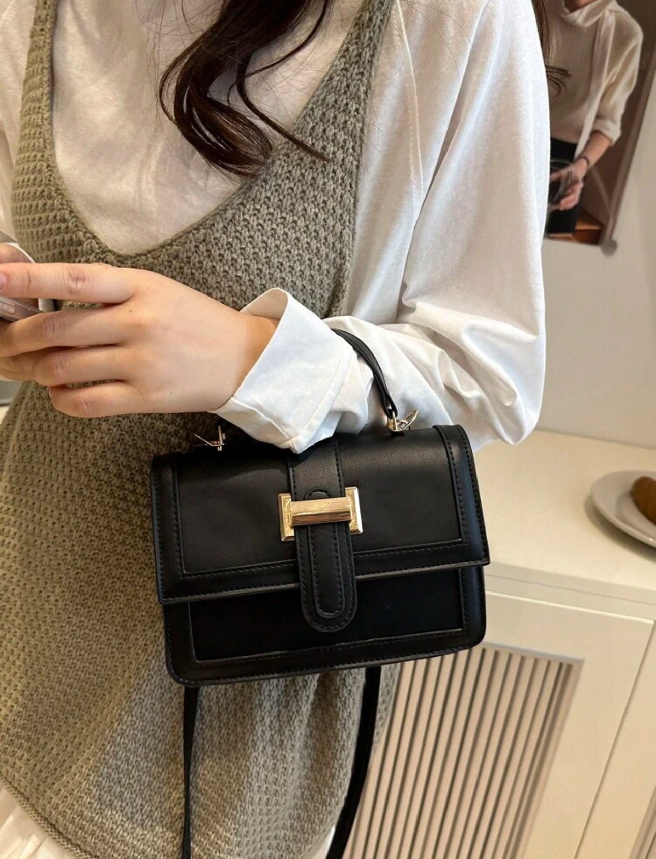 Cartera negra cuadrada con dorada