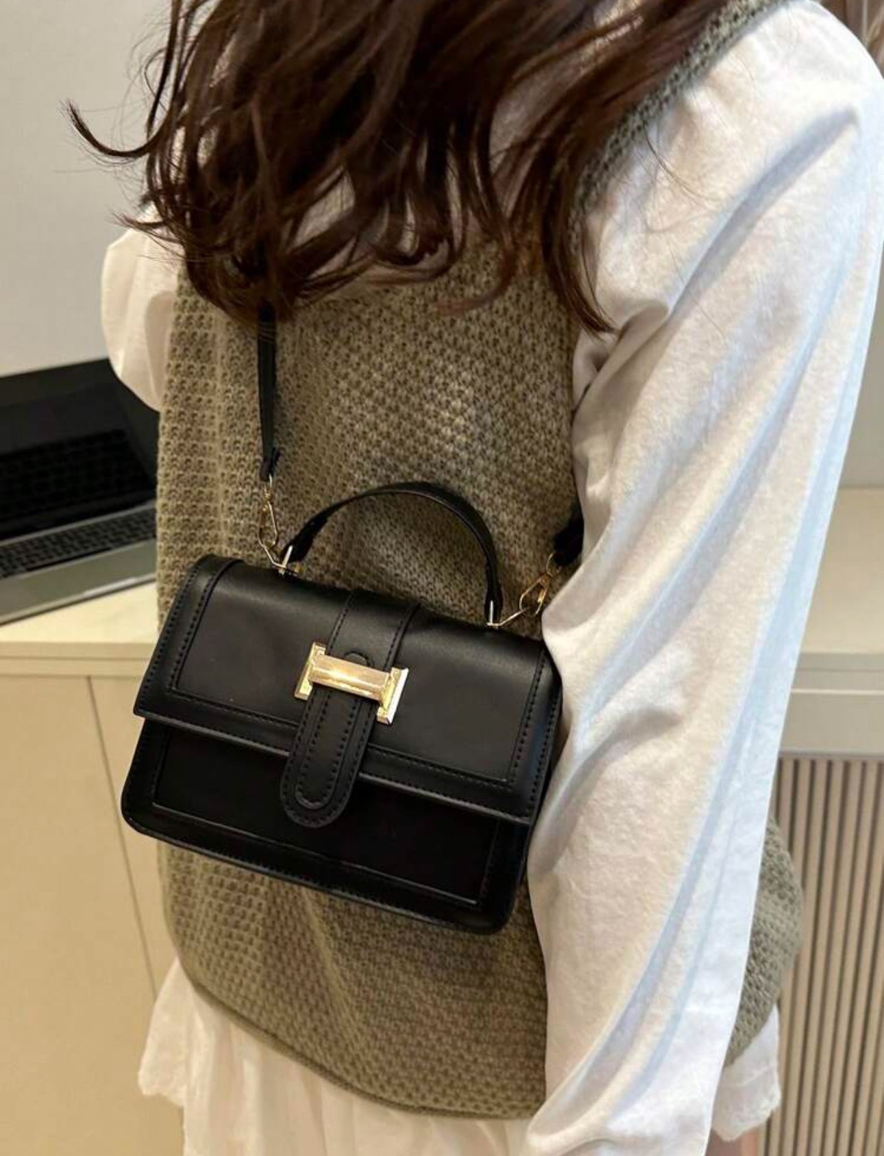 Cartera negra cuadrada con dorada