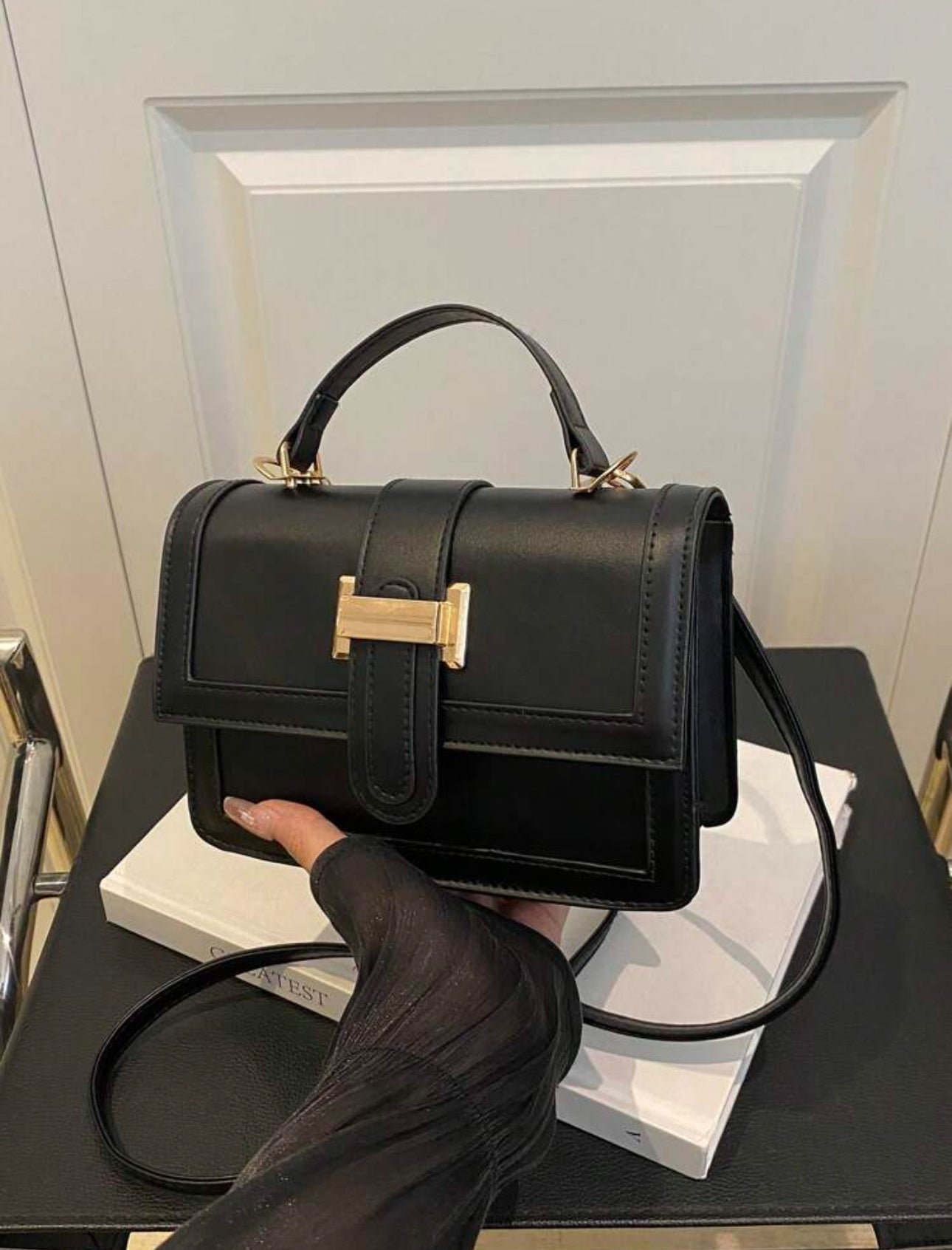 Cartera negra cuadrada con dorada